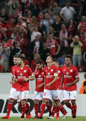 v.li.: Niko Bungert (1. FSV Mainz 05) mit Torjubel, celebrate the goal, goal celebration, Jubel über das Tor 1:0 , Fussball, UEFA Europa League, 1. FSV Mainz 05 - AS Saint-Etienne, xmrx