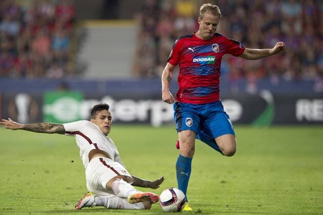 Leandro Paredes (Roma), left, and David Limbersky (Pilsen) in action during the UEFA Europe League, group E, 1st round match FC Viktoria Pilsen vs AS Roma, in Pilsen, Czech Republic, on Thursday, September 15, 2016. (CTKxPhoto MichalxKamaryt) CTKPhotoP201609150932201  kmt 8