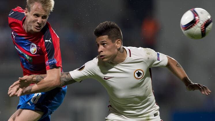 David Limbersky (Pilsen), left, and Juan Iturbe (Roma) in action during the UEFA Europe League, group E, 1st round match FC Viktoria Pilsen vs AS Roma, in Pilsen, Czech Republic, on Thursday, September 15, 2016. (CTKxPhoto MichalxKamaryt) CTKPhotoP201609150949401  kmt 9