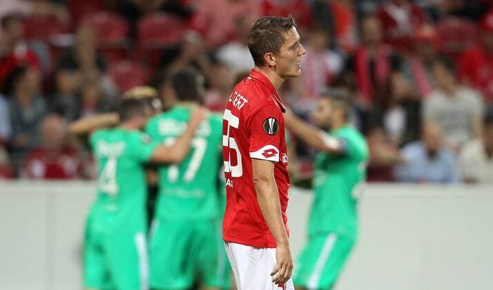 v.li.: Niko Bungert (1. FSV Mainz 05) enttäuscht schauend, Enttäuschung, disappointed, hinten Robert Beric (AS Saint-Etienne, 27) mit Torjubel, celebrate the goal, goal celebration, Jubel über das Tor 1:1 , Fussball, UEFA Europa League, 1. FSV Mainz 05 - AS Saint-Etienne, xmrx