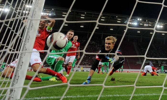 15.09.2016, xfux, Fussball Europa League, FSV Mainz 05 - AS St.Etienne, emspor, v.l. Niko Bungert (FSV Mainz 05), Robert Beric (AS Saint-Etienne), Jonas Loessl (FSV Mainz 05) Goal scored, Tor zum 1:1 Mainz