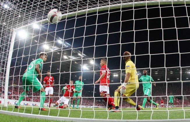 UEFA Europa League, 1. FSV Mainz 05 - AS St. Etienne, 1. Spieltag, Gruppenphase, Gruppe C, Saison 2016 2017 , 15.09.2016 in Mainz (GER), xmdx, 1-0 Niko BUNGERT (26, Mainz 05) links hinten gegen Jessy MOULIN (30, goalkeeper, St. Etienne) torjubel 1. FSV Mainz 05 - AS St. Etienne