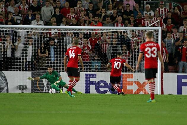 Football - 2016 2017 Europa League - Group K: Southampton vs. Sparta Prague Southampton s Charlie Austin steps up to score the first goal from the penalty spot during the Europa League game between Southampton and Sparta Prague at St Mary s Stadium Southampton Colorsport Shaun Boggust 