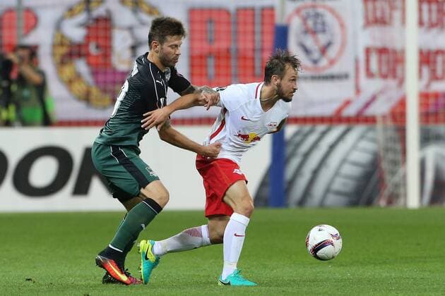 SOCCER - EL, RBS vs Krasnodar SALZBURG,AUSTRIA,15.SEP.16 - SOCCER - UEFA Europa League, group stage, Red Bull Salzburg vs FK Krasnodar. Image shows Fedor Smolov (Krasnodar) and Andreas Ulmer (RBS). GEPAxpictures xMathiasxMandl