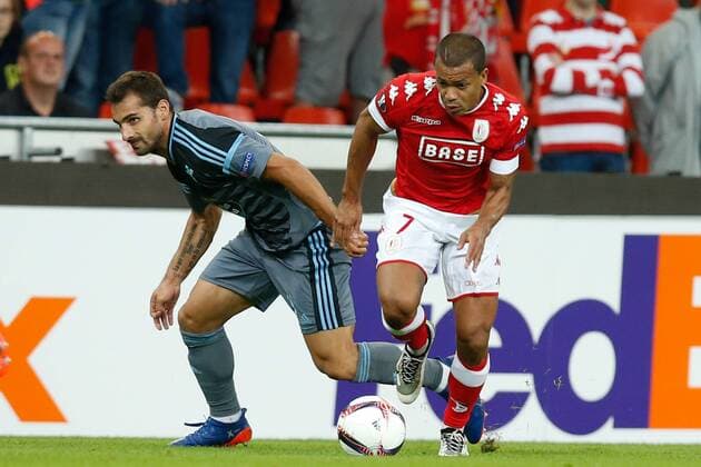 Celta s Jonny and Standard s Matthieu Dossevi fight for the ball during a soccer game between Belgian team Standard de Liege and Spanish club Real Club Celta de Vigo in Liege, Thursday 15 September 2016, the first game of the group stage of the Europa League competition in group G. BRUNOxFAHY  x04932766x