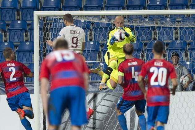 Edin Dzeko (Roma) and goalkeeper Petr Bolek (Pilsen) in action during the UEFA Europe League, group E, 1st round match FC Viktoria Pilsen vs AS Roma, in Pilsen, Czech Republic, on Thursday, September 15, 2016. (CTKxPhoto MichalxKamaryt) CTKPhotoP201609150978101  kmt 13