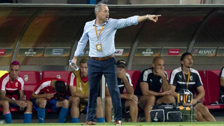 Pilsen s head coach Roman Pivarnik instructs his players during the UEFA Europe League, group E, 1st round match FC Viktoria Pilsen vs AS Roma, in Pilsen, Czech Republic, on Thursday, September 15, 2016. (CTKxPhoto MichalxKamaryt) CTKPhotoP201609150980301  kmt 14