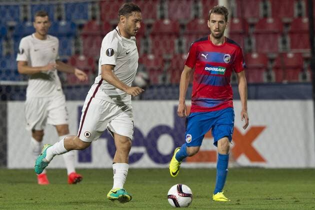 Francesco Totti (Roma), left, and Tomas Horava (Pilsen) in action during the UEFA Europe League, group E, 1st round match FC Viktoria Pilsen vs AS Roma, in Pilsen, Czech Republic, on Thursday, September 15, 2016. (CTKxPhoto MichalxKamaryt) CTKPhotoP201609150982901  kmt 16