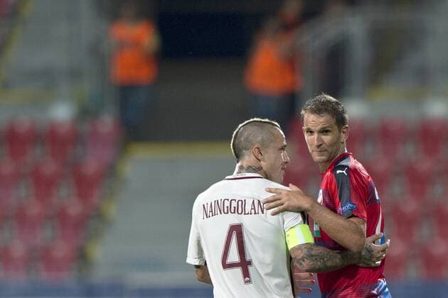 Radja Nainggolan (Roma), left, and Marek Bakos (Pilsen) in action during the UEFA Europe League, group E, 1st round match FC Viktoria Pilsen vs AS Roma, in Pilsen, Czech Republic, on Thursday, September 15, 2016. (CTKxPhoto MichalxKamaryt) CTKPhotoP201609150983901  kmt 17 K