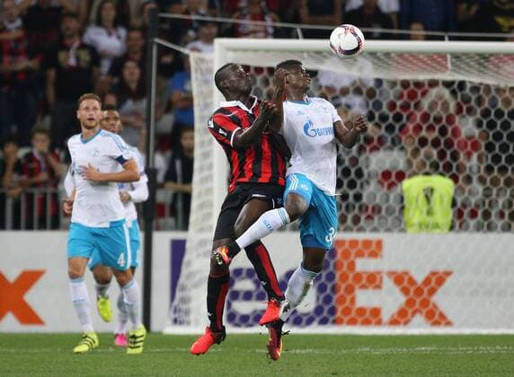15.09.2016, Fussball UEFA Europa League, 2016 17, Gruppenphase 1. Spieltag, OGC Nizza - FC Schalke 04, Breel Embolo (Schalke), re., gegen Mario Balotelli (OGC Nizza)