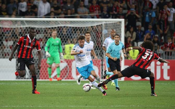 15.09.2016, Fussball UEFA Europa League, 2016 17, Gruppenphase 1. Spieltag, OGC Nizza - FC Schalke 04, Leon Goretzka (Schalke 04), mi., gegen Dante, re., und Mario Balotelli (OGC Nizza)