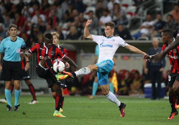 15.09.2016, Fussball UEFA Europa League, 2016 17, Gruppenphase 1. Spieltag, OGC Nizza - FC Schalke 04, Leon Goretzka (Schalke 04), re., gegen Jean Michel Seri (OGC Nizza)