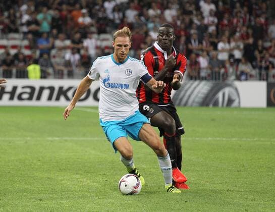 Themen der Woche - Sport Bilder des Tages - SPORT 15.09.2016, Fussball UEFA Europa League, 2016 17, Gruppenphase 1. Spieltag, OGC Nizza - FC Schalke 04, Benedikt Hoewedes, Benedikt Höwedes (Schalke 04), li., gegen Mario Balotelli (OGC Nizza)