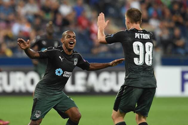 Fußball Europa League Gruppenphase 1. Spieltag Red Bull Salzburg - FK Krasnodar am 15.09.2016 in der Red Bull Arena in Salzburg Torjubel zum 0:1 durch Joaozinho ( Krasnodar ), links - Sergei Petrov ( Krasnodar ), rechts xRx