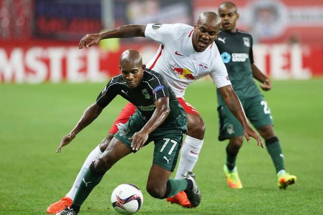 SOCCER - EL, RBS vs Krasnodar SALZBURG,AUSTRIA,15.SEP.16 - SOCCER - UEFA Europa League, group stage, Red Bull Salzburg vs FK Krasnodar. Image shows Charles Kabore (Krasnodar) and Andre Wisdom (RBS). GEPAxpictures xMathiasxMandl