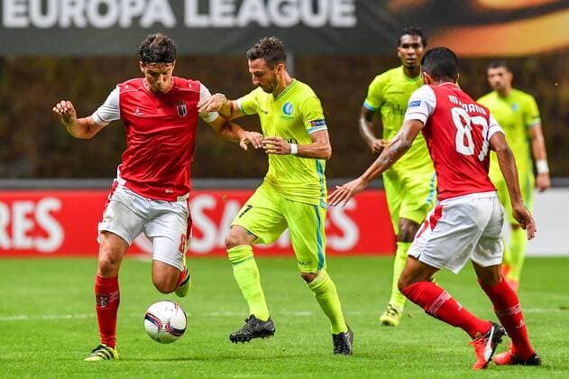 Braga s Marcelo Goiano and Gent s Danijel Milicevic fight for the ball during a soccer game between Portuguese club SC Braga and Belgian team KAA Gent in Braga, Portugal, Thursday 15 September 2016, the first game of the group stage of the Europa League competition in group H. LUCxCLAESSEN  x04932907x