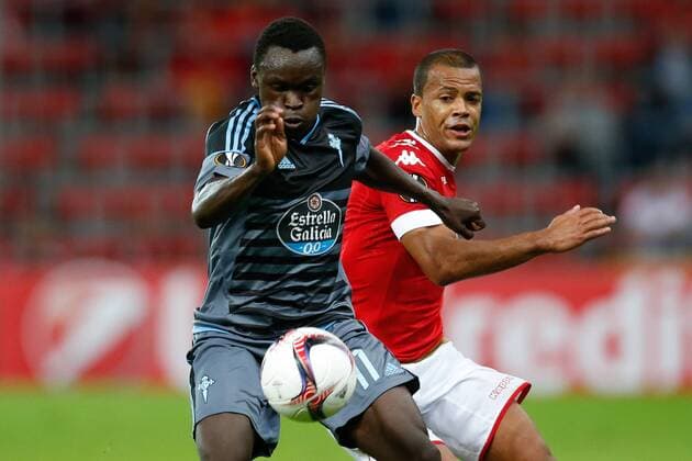 Celta s Pione Sisto and Standard s Matthieu Dossevi fight for the ball during a soccer game between Belgian team Standard de Liege and Spanish club Real Club Celta de Vigo in Liege, Thursday 15 September 2016, the first game of the group stage of the Europa League competition in group G. BRUNOxFAHY  x04932947x