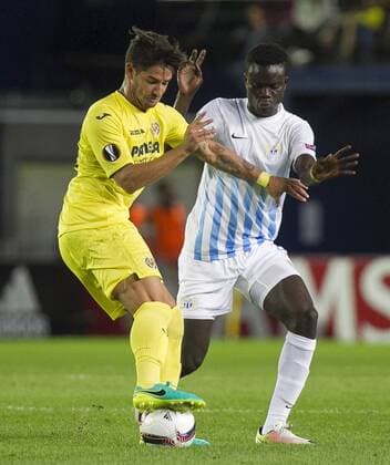 Villarreal s Brazilian striker Alexandre Pato (L) fights for the ball with FC Zurich s Senegalese midfielder Sangone Sarr during their UEFA EL Euroleague Fussball 1st journey match at Madrigal Stadium in Villarreal, Valencian Community, Spain, 15 September 2016. EFE Domenech Castello VILLARREAL VS. FC ZURICH !ACHTUNG: NUR REDAKTIONELLE NUTZUNG!  CAV001 20160915-636095765871195161