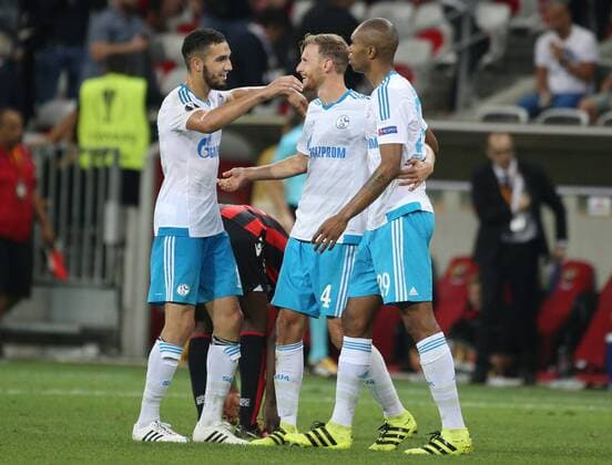 Fußball, EL, OGC Nizza - Schalke 04 15.09.2016, Fussball UEFA Europa League, 2016 17, Gruppenphase 1. Spieltag, OGC Nizza - FC Schalke 04, Jubel (v.li.) Nabil Bentaleb (Schalke 04), Benedikt Hoewedes, Benedikt Höwedes (Schalke 04), Naldo (FC Schalke 04)