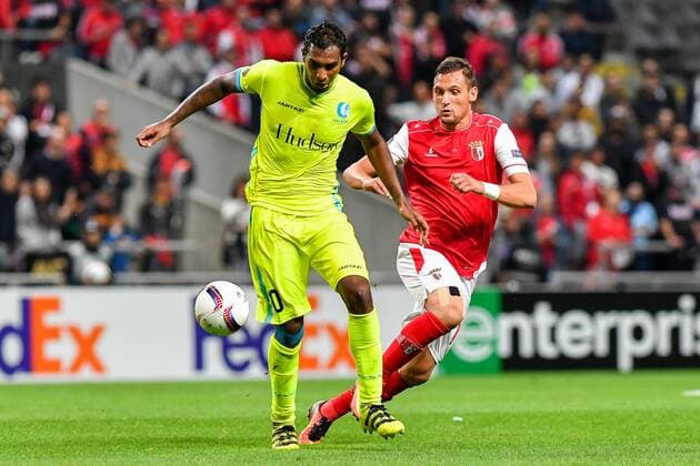 Gent s Renato Neto and Braga s Nikola Stoiljkovic fight for the ball during a soccer game between Portuguese club SC Braga and Belgian team KAA Gent in Braga, Portugal, Thursday 15 September 2016, the first game of the group stage of the Europa League competition in group H. LUCxCLAESSEN  x04932991x