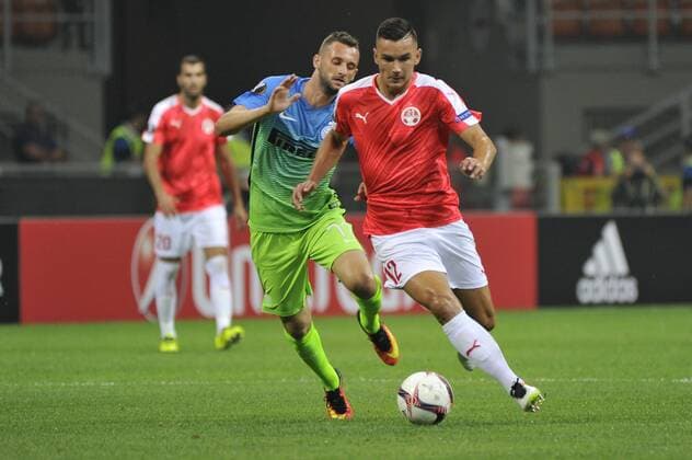 FuÃŸball, EL, Inter Mailand - Hapoel Be er Scheva 15.09.2016. San Siro Stadium, Milan, Italy. UEFA Europa League Football. Ovidiu Hoban (HBS) in action against Matan Ohayon during Inter versus Hapoel Beer Sheva. xGaetanoxPiazzollax  ActionPlus11790126