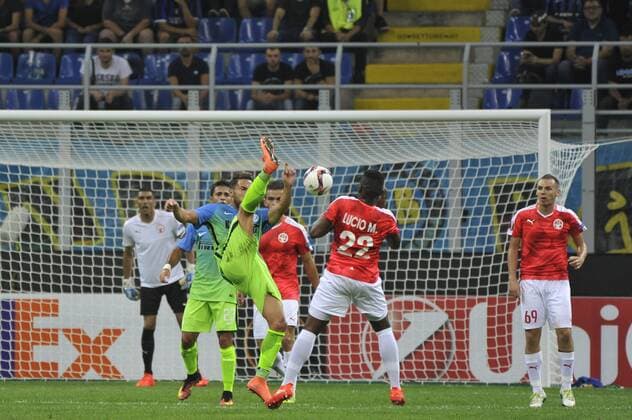 FuÃŸball, EL, Inter Mailand - Hapoel Be er Scheva 15.09.2016. San Siro Stadium, Milan, Italy. UEFA Europa League Football. Danilo D Ambrosio (Inter) gets a high boot in the face of Lucio Maranhao (HBS) during Inter versus Hapoel Beer Sheva. xGaetanoxPiazzollax  ActionPlus11790128