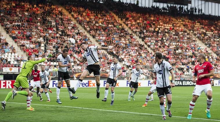 (L-R) goalkeeper Gary Rogers of Dundalk FC, Derrick Luckassen of AZ Alkmaar, Dane Massey of Dundalk FC, David McMillan of Dundalk FC, Brian Gartland of Dundalk FC, Andy Boyle of Dundalk FC, Sean Gannon of Dundalk FC, Ronan Finn of Dundalk FC, Ron Vlaar of AZ Alkmaarduring the UEFA Europa League group D match between AZ Alkmaar and Dundalk FC on September 15, 2016 at the AFAS stadium in Alkmaar, The Netherlands. AZ Alkmaar v Dundalk UEFA Europa League 2016 2017 xVIxGerritxvanxKeulenxIVx 6223992