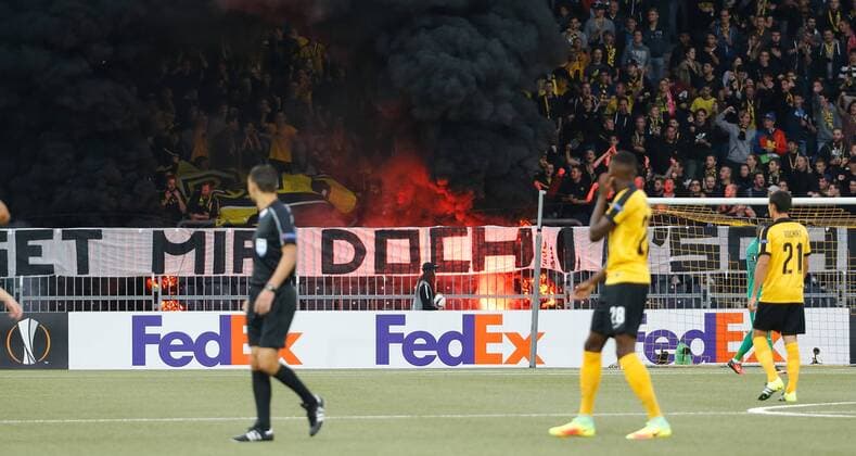 15.09.2016 Stade de Suisse Bern , SCHWEIZ , Saison 2016 2017 Herren Fussball UEFA Europa League Gruppenphase BSC Young Boys Bern - Olympiakos Piräus Berner Fan Proteste gegen Verwaltungsrats Mitglied Urs Siegenthaler (Young Boys) . Rauch und Feuer hinter dem Tor von Yvon Mvogo (Young Boys) 
