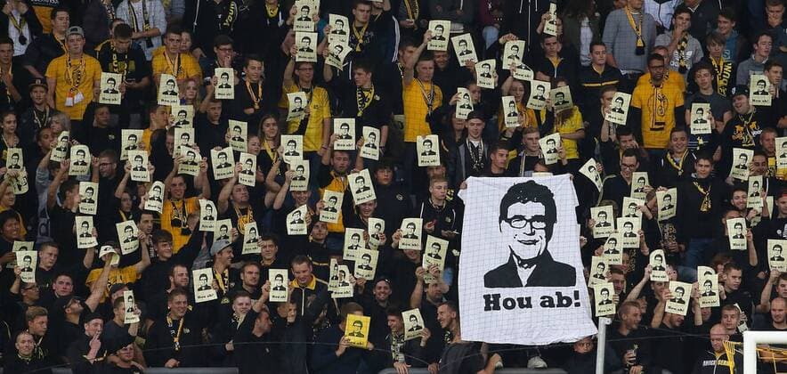 15.09.2016 Stade de Suisse Bern , SCHWEIZ , Saison 2016 2017 Herren Fussball UEFA Europa League Gruppenphase BSC Young Boys Bern - Olympiakos Piräus Berner Fan Proteste gegen Verwaltungsrats Mitglied Urs Siegenthaler (Young Boys) . Transparent mit den Worten ; Hau Ab Urs Siegenthaler 