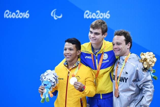 Bilder des Tages - SPORT (L-R) Nelson Crispin Corzo (COL), Ievgenii Bogodaiko (UKR), Torben Schmidtke (GER), SEPTEMBER 15, 2016 - Swimming : Men s 100m Backstroke SB6 Medal Ceremony at Olympic Aquatics Stadium during the Rio 2016 Paralympic Games in Rio de Janeiro, Brazil. Noxthirdxpartyxsales  (dlra018239)