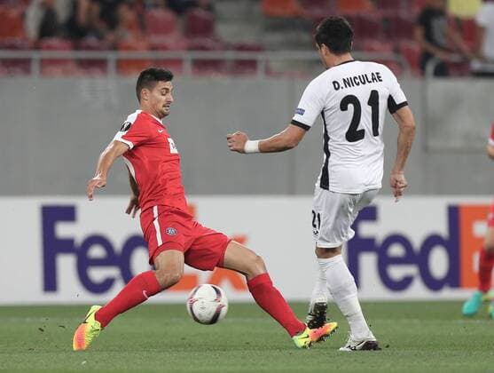 SOCCER - EL, Giurgiu vs A.Wien BUCHAREST,ROMANIA,15.SEP.16 - SOCCER - UEFA Europa League, group stage, Astra Giurgiu vs FK Austria Wien. Image shows Tarkan Serbest (A.Wien) and Daniel Niculae (Astra Giurgiu). GEPAxpictures xChristianxOrt