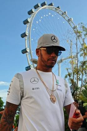 (160916) -- SINGAPORE, Sept. 16, 2016 -- British Formula One driver Lewis Hamilton of Mercedes AMG Petronas arrives at the pit building on Day 1 of 2016 Singapore F1 Grand Prix Night Race, Sept. 16, 2016. ) (SP)SINGAPORE-F1-GRAND PRIX NIGHT RACE-DAY 1 ThenxChihxWey 