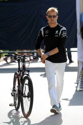 (160916) -- SINGAPORE, Sept. 16, 2016 -- German Formula One driver Nico Rosberg of Mercedes AMG Petronas arrives at the pit building on Day 1 of 2016 Singapore F1 Grand Prix Night Race, Sept. 16, 2016. ) (SP)SINGAPORE-F1-GRAND PRIX NIGHT RACE-DAY 1 ThenxChihxWey 