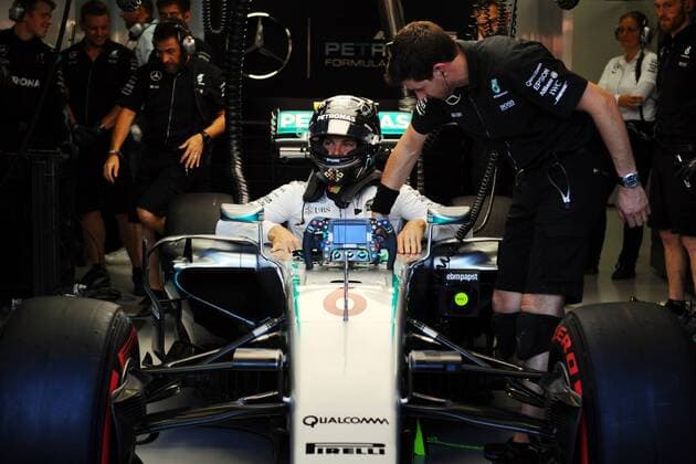 (160916) -- SINGAPORE, Sept. 16, 2016 -- Mercedes driver Nico Rosberg (C) of Germany sits in the car during the first practice session on Day 1 of 2016 Singapore F1 Grand Prix Night Race, Sept. 16, 2016. ) (SP)SINGAPORE-F1-GRAND PRIX NIGHT RACE-DAY 1 ThenxChihxWey 