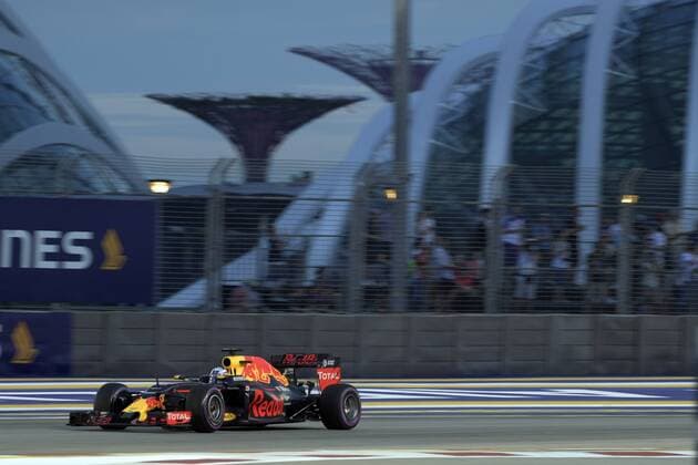 (160916) -- SINGAPORE, Sept. 16, 2016 -- Red Bull driver Daniel Ricciardo of Australia drives during the first free practice session on Day 1 of 2016 Singapore F1 Grand Prix Night Race, Sept. 16, 2016. ) (SP)SINGAPORE-F1-GRAND PRIX NIGHT RACE-DAY 1 ThenxChihxWey 