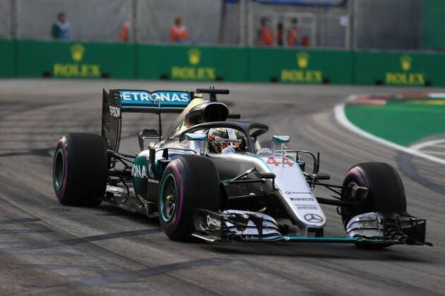 16.09.2016. Marina Bay Street Circuit, Singapore. Free Practise Day of 2016 Singapore F1 Grand Prix Night Race, Sept. 16, 2016. Mercedes AMG Petronas W07 Hybrid & x2013; Lewis Hamilton tries out the Halo xLeannexBoonx  ActionPlus11790585