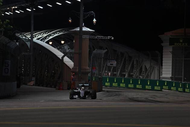 16.09.2016. Marina Bay Street Circuit, Singapore. Free Practise Day of 2016 Singapore F1 Grand Prix Night Race, Sept. 16, 2016. Mercedes AMG Petronas W07 Hybrid & x2013; Lewis Hamilton xLeannexBoonx  ActionPlus11790589