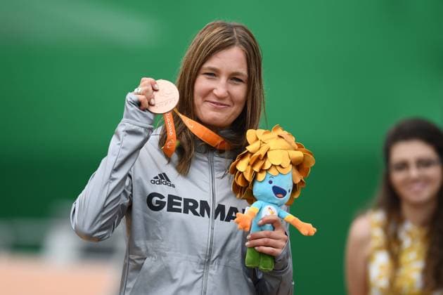 Bilder des Tages - SPORT Denise Schindler (GER), SEPTEMBER 16, 2016 - Cycling - Road : Women s Road Race C1-2-3 Medal Ceremony at Pontal during the Rio 2016 Paralympic Games in Rio de Janeiro, Brazil. Noxthirdxpartyxsales  (dlra018341)