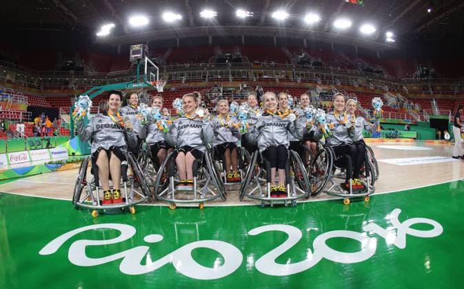 Bilder des Tages - SPORT Rio de Janeiro , Paralympics , Rollstuhlbasketball Finale , Deutschland vs. USA , Jubel Deutschland über die Silbermedaille , Silber