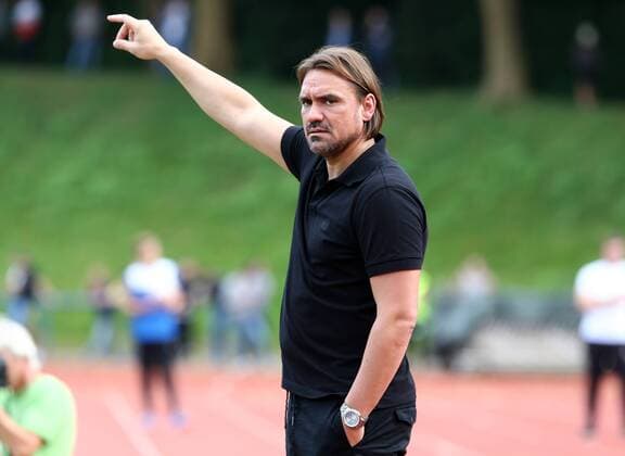 Samstag 20.08.2016, Saison 2016 2017, Regionalliga West, 5. Spieltag im Hagener Ischeland Stadion, TSG Sprockhövel - BVB Borussia Dortmund II 0:4, Trainer Daniel Farke (BVB II) gibt Anweisungen an sein Team