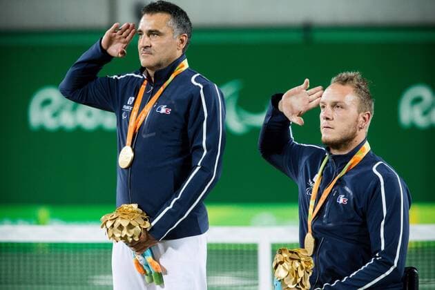 15.09.2016, Olympic Tennis Centre, Rio de Janeiro, BRA, Rio 2016, Paralympische Sommerspiele, Rollstuhl Tennis, im Bild Stephane Houdet (L) and Nicolas Peifer of France celebrate at Victory ceremony after winning against Alfie Hewett (out of frame) and Gordon Reid (out of frame) of the UK in the Tennis Men s Doubles Gold Medal Match during the Wheelchair Tennis of the 2016 Rio Summer Paralympics at the Olympic Tennis Centre in Rio de Janeiro, Brazil on 2016 09 15. Rio de Janeiro  EP_slo  