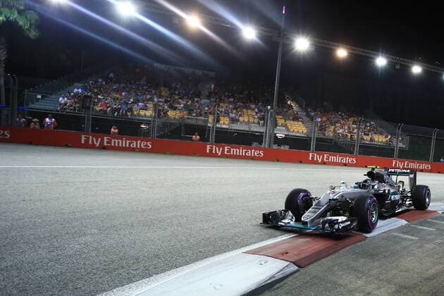 Bilder des Tages - Sport 17.09.2016. Marina Bay Street Circuit, Singapore. Qualification Day of 2016 Singapore F1 Grand Prix Night Race, Sept. 17th, 2016. Mercedes AMG Petronas W07 Hybrid & x2013; Nico Rosberg puts it on Pole ahead of tomorrows race xLeannexBoonx  ActionPlus11790934