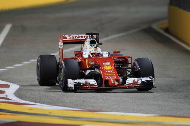 17.09.2016. Marina Bay Street Circuit, Singapore. Qualification Day of 2016 Singapore F1 Grand Prix Night Race, Sept. 17th, 2016. Scuderia Ferrari - Sebastian Vettel with a broken roll bar qualifies last xLeannexBoonx  ActionPlus11790924
