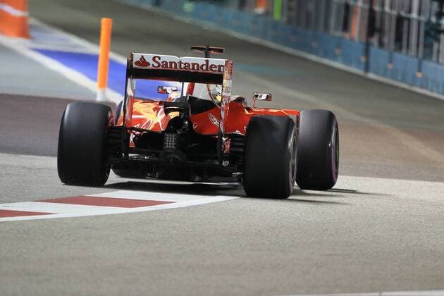 17.09.2016. Marina Bay Street Circuit, Singapore. Qualification Day of 2016 Singapore F1 Grand Prix Night Race, Sept. 17th, 2016. Scuderia Ferrari - Sebastian Vettel with a broken roll bar qualifies last xLeannexBoonx  ActionPlus11790925