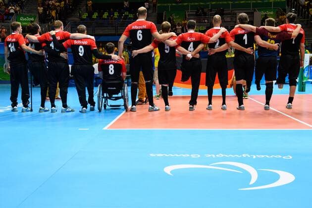 16.09.2016, Rio de Janeiro, Riocentro 6 Paralympische Spiele, Sitzvolleyball, Spiel Platz 5 6, Deutschland (GER) vs. Ukraine (UKR) Spieler waehrend Hymne Feature Paralympics