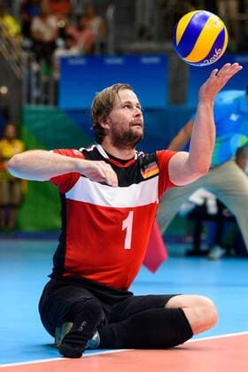 16.09.2016, Rio de Janeiro, Riocentro 6 Paralympische Spiele, Sitzvolleyball, Spiel Platz 5 6, Deutschland (GER) vs. Ukraine (UKR) Aufschlag Service Alex Schiffler ( 1 GER)