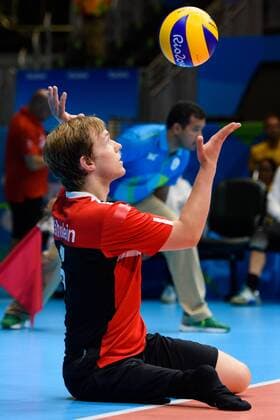 16.09.2016, Rio de Janeiro, Riocentro 6 Paralympische Spiele, Sitzvolleyball, Spiel Platz 5 6, Deutschland (GER) vs. Ukraine (UKR) Aufschlag Service Stefan Hähnlein Haehnlein ( 5 GER)