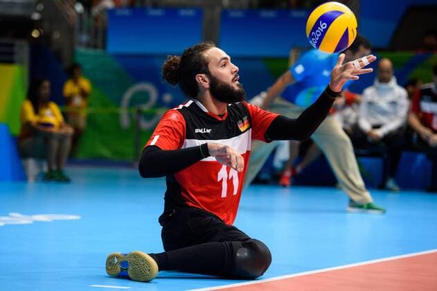 16.09.2016, Rio de Janeiro, Riocentro 6 Paralympische Spiele, Sitzvolleyball, Spiel Platz 5 6, Deutschland (GER) vs. Ukraine (UKR) Aufschlag Service Barbaros Sayilir ( 11 GER)