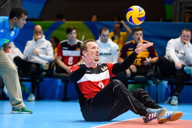 16.09.2016, Rio de Janeiro, Riocentro 6 Paralympische Spiele, Sitzvolleyball, Spiel Platz 5 6, Deutschland (GER) vs. Ukraine (UKR) Aufschlag Service Jürgen Juergen Schrapp ( 9 GER)
