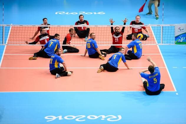 16.09.2016, Rio de Janeiro, Riocentro 6 Paralympische Spiele, Sitzvolleyball, Spiel Platz 5 6, Deutschland (GER) vs. Ukraine (UKR) Aufschlag Service Denys Bytchenko ( 5 UKR) - Block Barbaros Sayilir ( 11 GER)